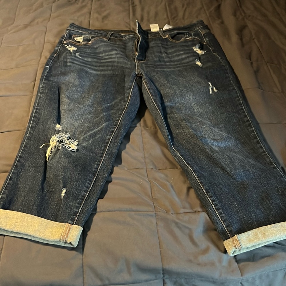 Distressed cropped jeans